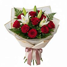 Букет цветов из:  Лилии и Розы в Кулотино