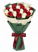 Букет Микс из красных и белых роз в Кулотино
