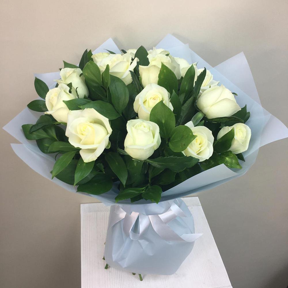 Букет 15 Белых роз Проуд в Кулотино