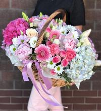 Композиция солнечный день в Кулотино Цветочная композиция из Розы, Хризантемы, Пионы и Лизиантусы в корзине в Кулотино