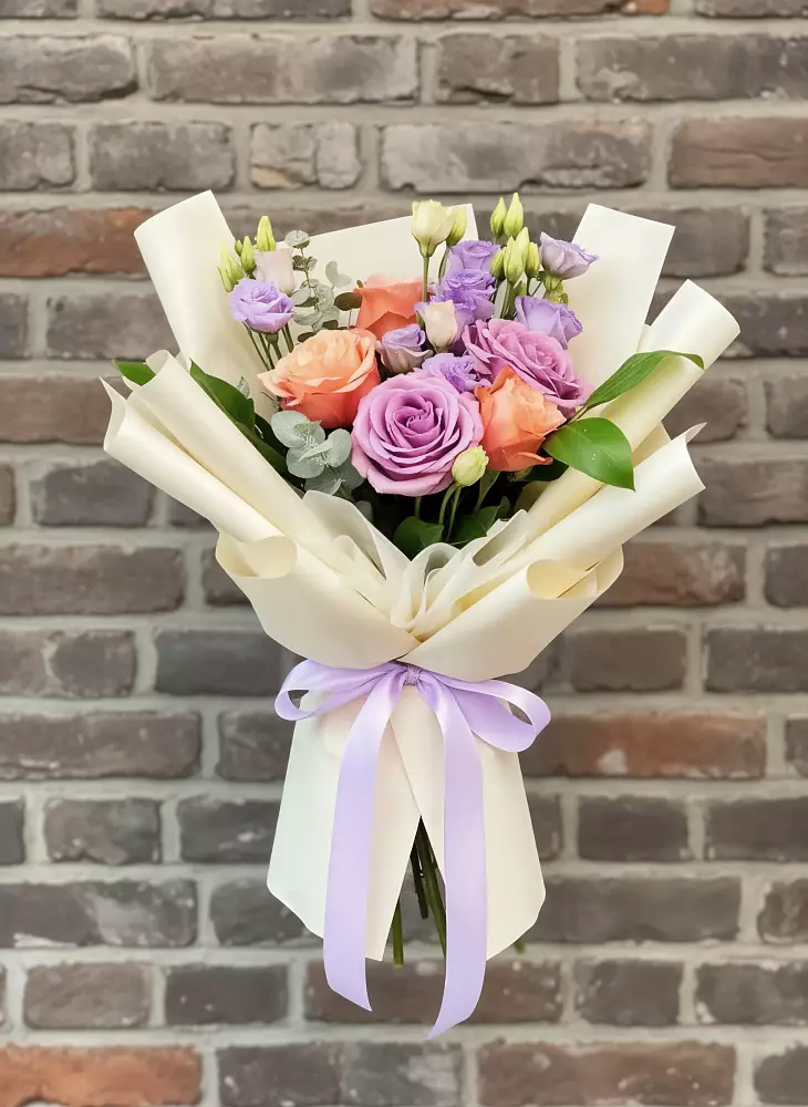 Букет цветов из: Лизиантусы и Розы в Кулотино