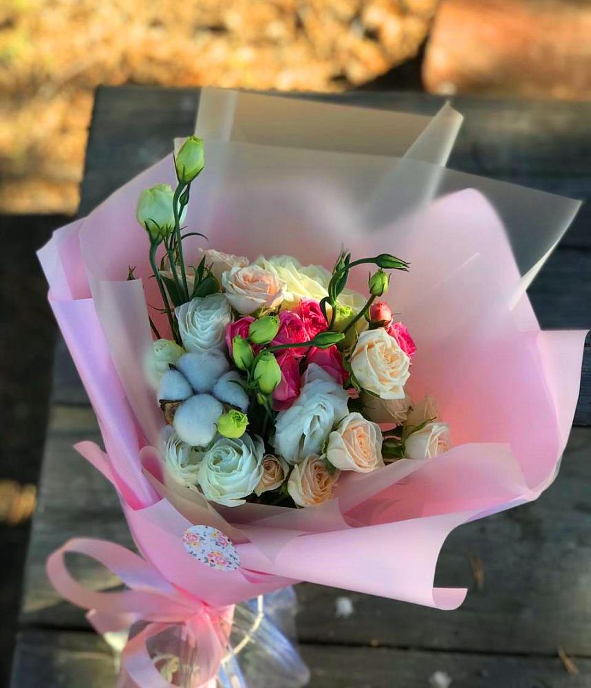 Букет цветов из: Розы и Лизиантусы в Кулотино