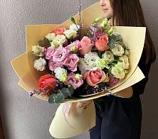 Букет цветов из:  Розы, Лизиантусы и Гвоздики в Кулотино