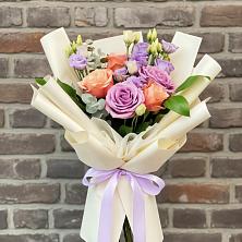 Букет цветов из:  Лизиантусы и Розы в Кулотино