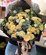 Букет птица счастья в Кулотино Букет цветов из: Розы и Лизиантусы в Кулотино