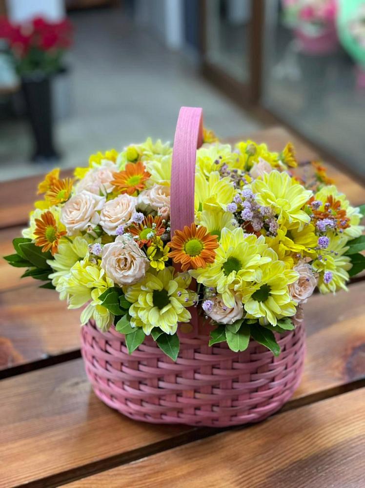 Цветочная композиция из Хризантемы и Розы в корзине в Кулотино