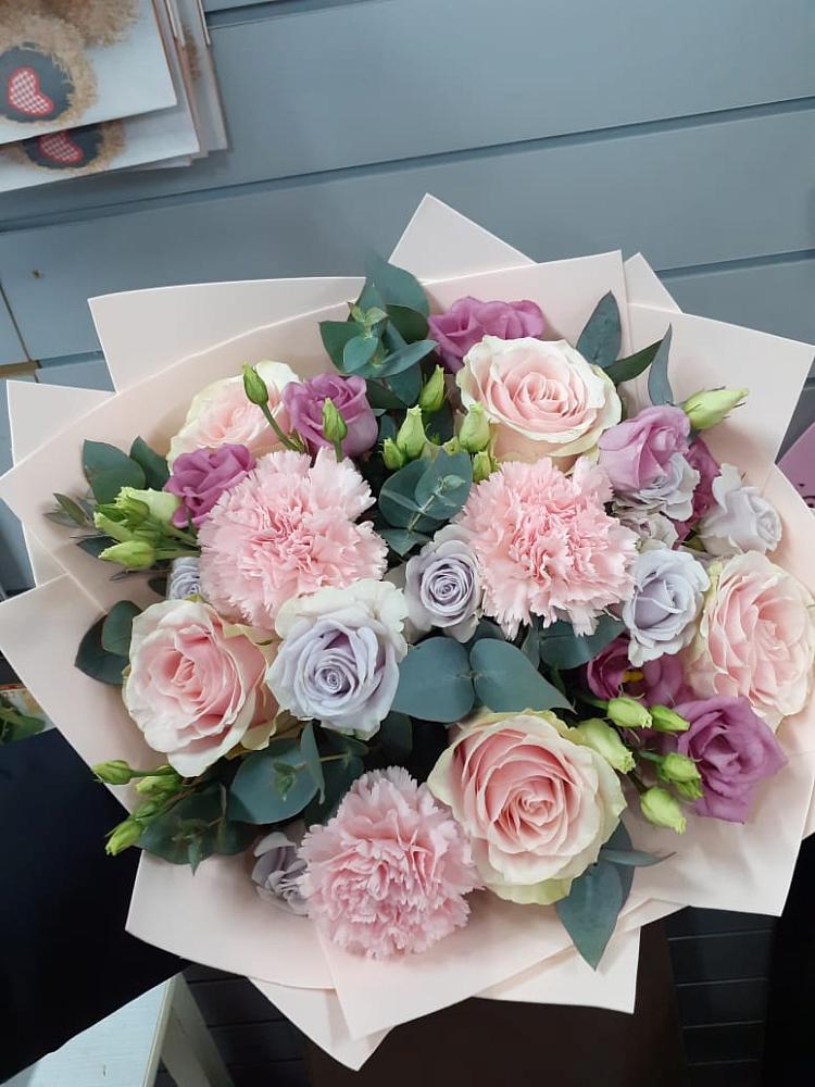 Букет цветов из: Розы, Гвоздики и Лизиантусы в Кулотино