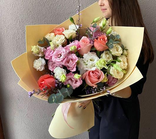 Букет цветов из: Розы, Лизиантусы и Гвоздики в Кулотино