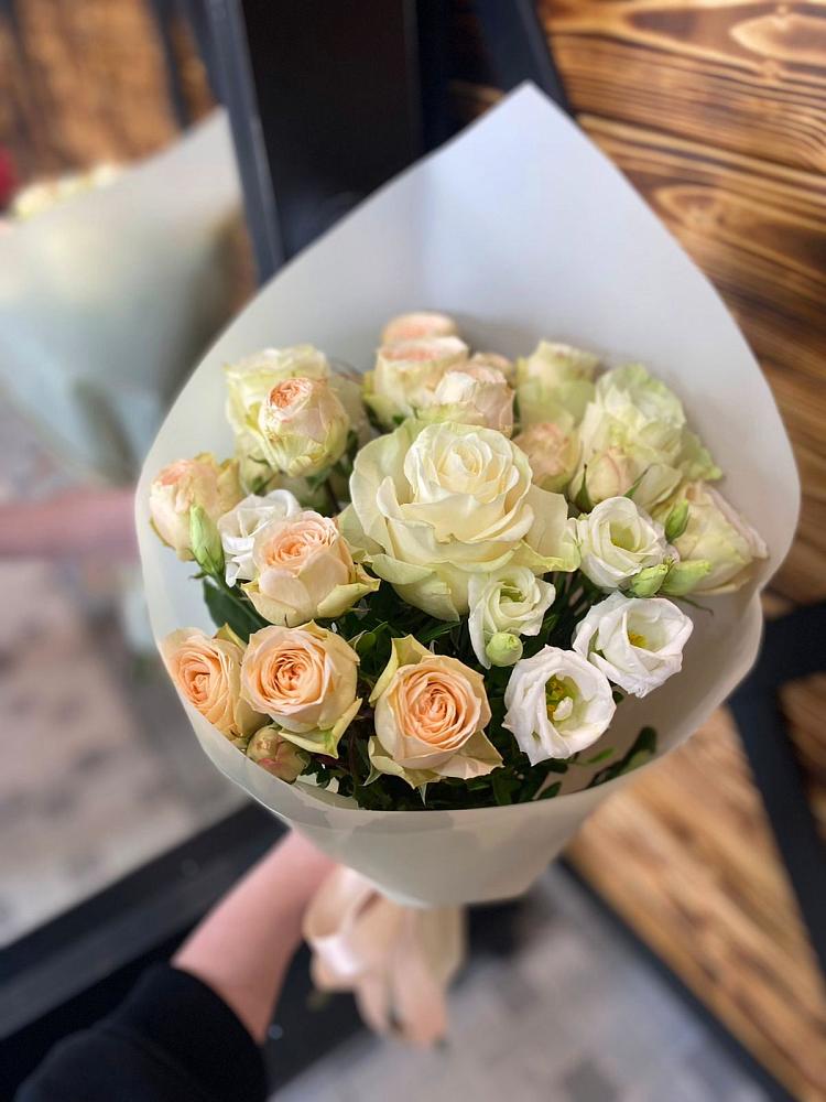 Букет цветов из: Розы и Лизиантусы в Кулотино